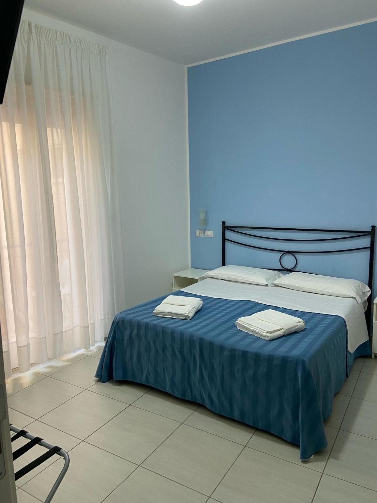 Maniel Beach Hotel Letojanni Bagian luar foto